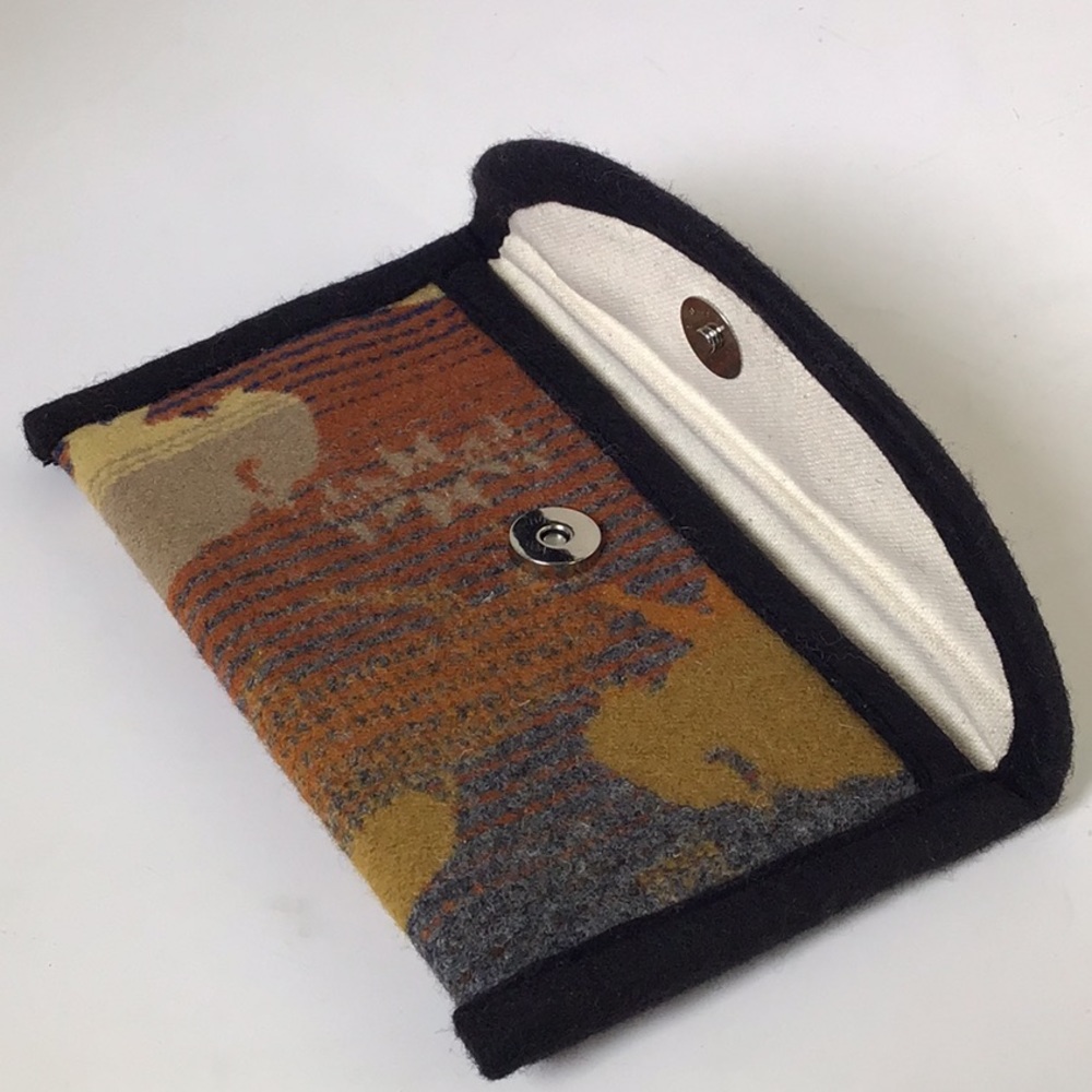 Timberline ltd wool wallet with white buffalo design - Picture 7 of 8
